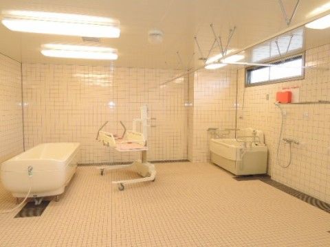 スローライフ三島ガーデンの機械浴室。熟練のスタッフの介護がございますので、毎日安心してご入浴いただけます。