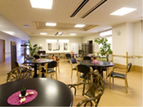 スローライフ三島ガーデンのリビング・ダイニング。日々多くの入居者様が大いに賑わっての、楽しいお食事風景となっております。