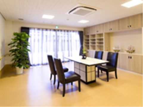 スローライフ三島ガーデンの談話室。ご面会や友人などとのお話にぴったりな個室をご用意いたしまあした。