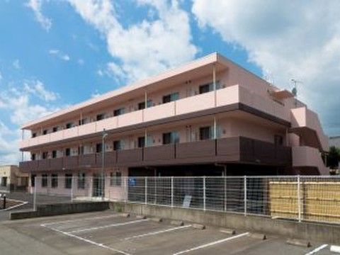 スローライフ南御殿場の外観。大きな駐車場を完備しておりますので、ご来訪の際はお車でのお越しができます。