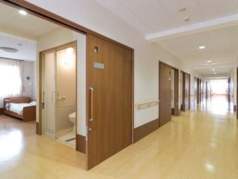 スローライフ南御殿場の廊下。明るく見通しがいいので、夜間お一人でのご通行も安心して行っていただけます。