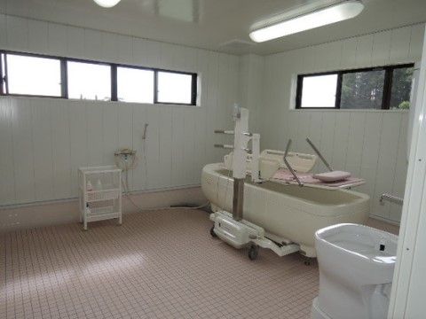 スローライフ南御殿場の浴室。熟練のスタッフが入浴時は必ず付き添って皆様をサポートいたします。