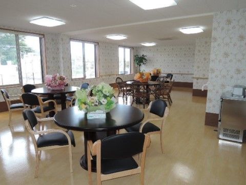 スローライフ南御殿場のリビング。日々多くの入居者様で大いに賑わっての楽しい空間となっております。