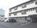 施設は、３階建てのアパートのような外観の建物である。２階と３階には、バルコニーが設けられている。駐車場が建物前にある。
