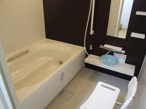 大きなバスタブが設置されたモダンな雰囲気のバスルーム