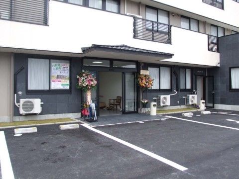 バリアフリーで駐車スペースも充実したシックな色調のエントランス