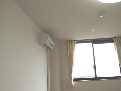 高い位置に窓があり、上から明るい光が差し込んでくる。各部屋には、エアコンやカーテンが完備されている。