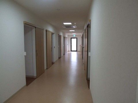 通路に面した空間へは大きな木調の引き戸で区切られており、仕切りは段差のないバリアフリー対応となっている。