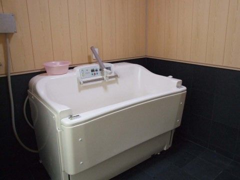 機械浴ができる浴室である。昇降式のドアのついた浴槽には、跳ね上げ式の手すりが取り付けれられている。壁面はツートンカラーである。