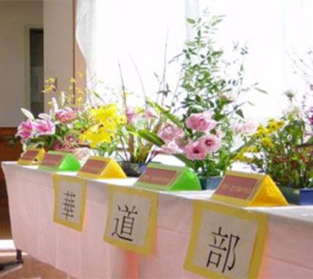 花と飾り付けのある空間
