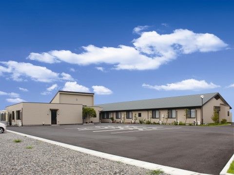有料老人ホーム カトレアの外観。大きな駐車場を完備しておりますので、ご来訪の際はお車でのお越しが可能となっております。