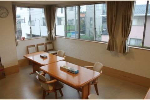 「プチスタイル若宮」のリビング。お食事の場として、自然光も入りやすい空間を整えている。