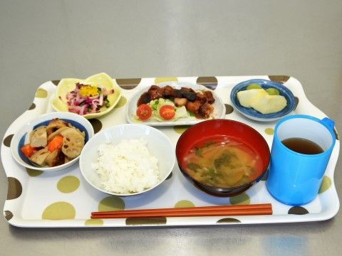 「プチスタイル若宮」のお食事。お口に合い、食べやすいお食事をご用意している。