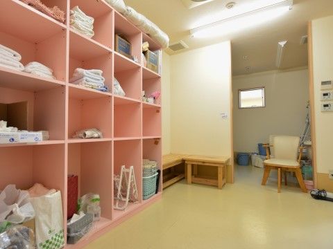 「プチスタイル若宮」の脱衣所。腰を下ろせる椅子を、脱衣所に用意している。