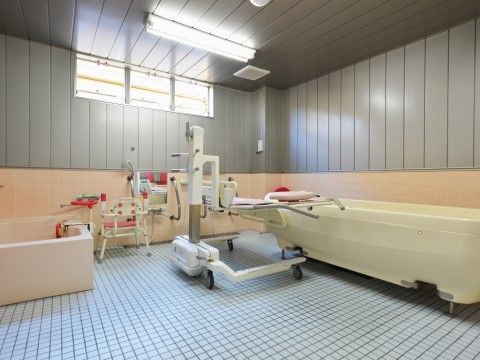 「プチスタイル若宮」の浴室。丁寧な対応でスタッフが、ご入居者様のバスタイムをサポートする。