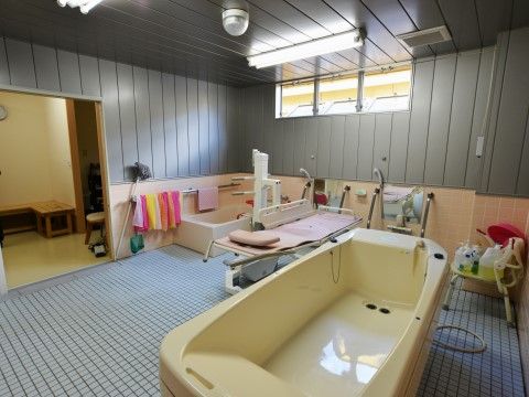 「プチスタイル若宮」の浴室。落ち着いた壁の色と、水色のタイルが浴室らしさを表している。