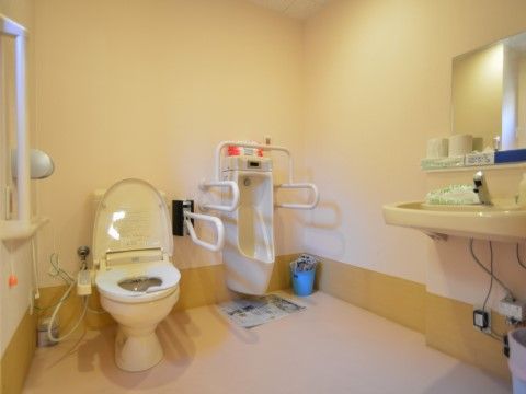 「プチスタイル若宮」の共有トイレ。万が一の場合に備えて、トイレに緊急コールを設置している。