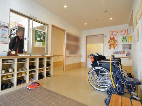 「プチスタイル若宮」のエントランス。長椅子に座って靴が履けるように設備を整えている。