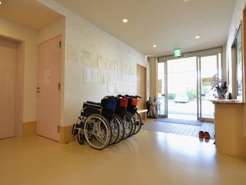 「プチスタイル若宮」のエントランス。貸出を行っている車椅子を用意している。
