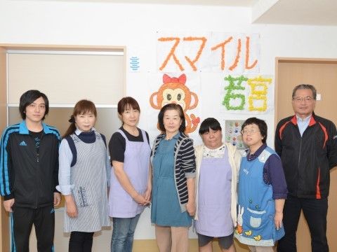 専門知識や経験が豊富にあるスタッフ一同が並んだ写真