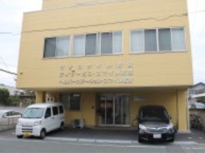 「プチスタイル若宮」の外観。３階建ての住宅に囲まれた長閑な施設になっている。