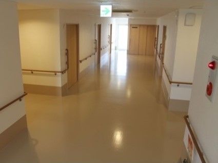 「プチスタイル若宮」の廊下。横幅を大きく取り、車椅子の方が、のびのび通りやすい廊下になっている。
