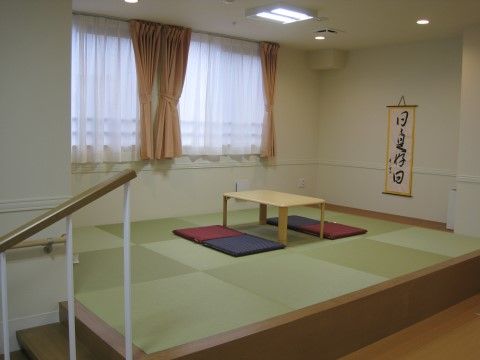 はなまるケアハウス石山の共用コーナー。掘りごたつ式になっておりますので、お気軽にお寛ぎいただけます。