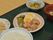 食事のおかずがアップで写されていて、鶏肉とゆで卵にオクラが添えられている。お肉と卵など栄養豊富な食材が使用されている。