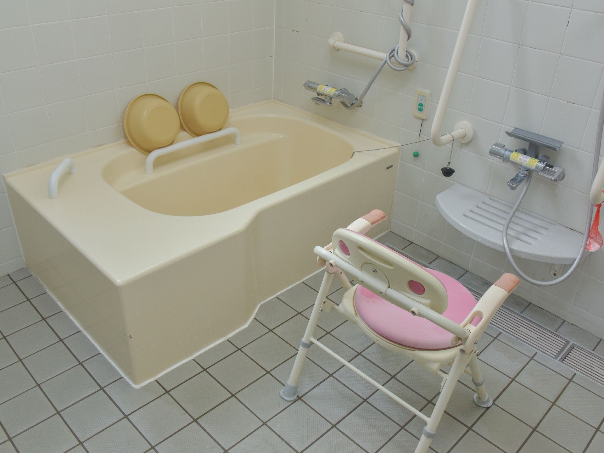 施設には共同で使用できる浴室も設置されている。1人用の手すりの付いたバスタブとシャワーがあり浴室用の椅子も置かれている。