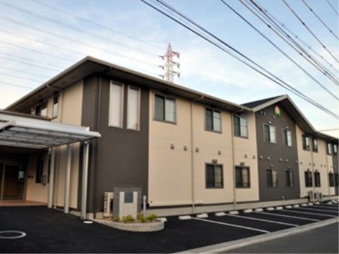 充実した駐車スペースにモダンな雰囲気のある施設外観