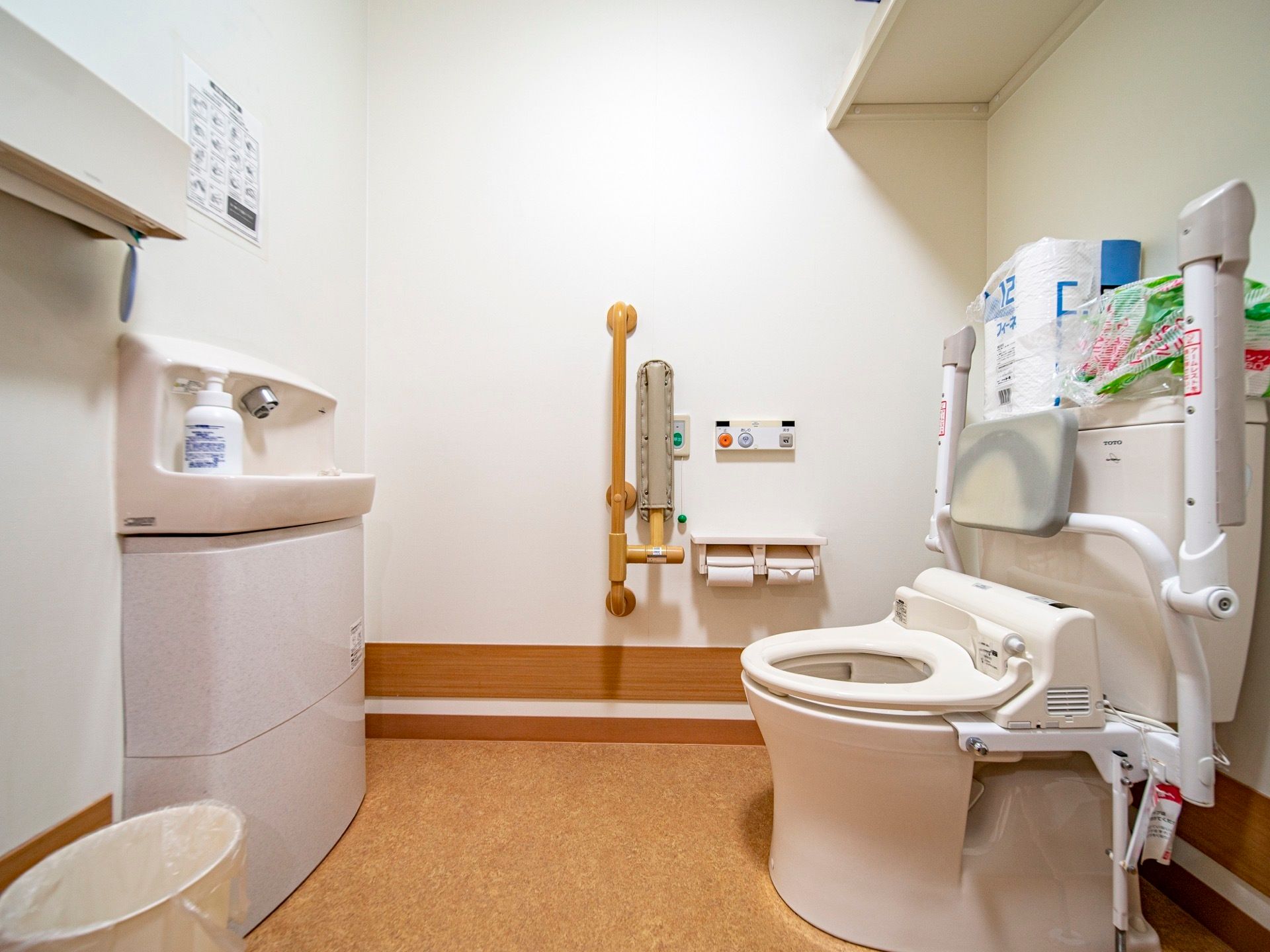 ゆとりあるトイレになっている。車椅子をご利用の方も、安全に使用することができる。温水洗浄便座が採用されている。