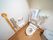 洋式のトイレを設置しており、便器の両脇に可動式のひじ掛けがある。立ちあがる際に体を支えることができるので安全である。