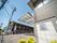 施設の外壁は、グレー色が基調になっている。建物の周りには木々が植えられており、自然に親しみながら過ごすことができる。