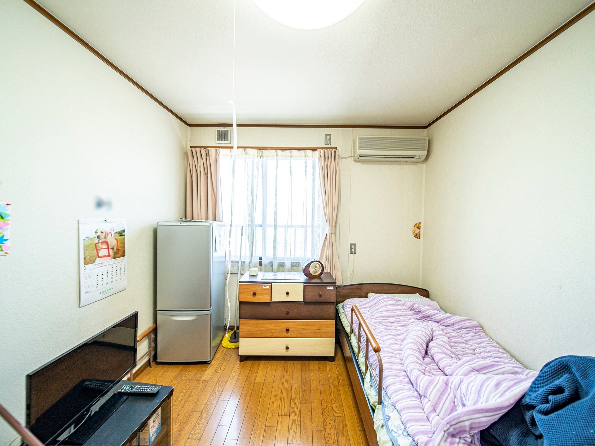 木製の床になっており、温かさが感じられる個室となっている。介護用ベッドや冷蔵庫が設置できるのに充分な広さになっている。
