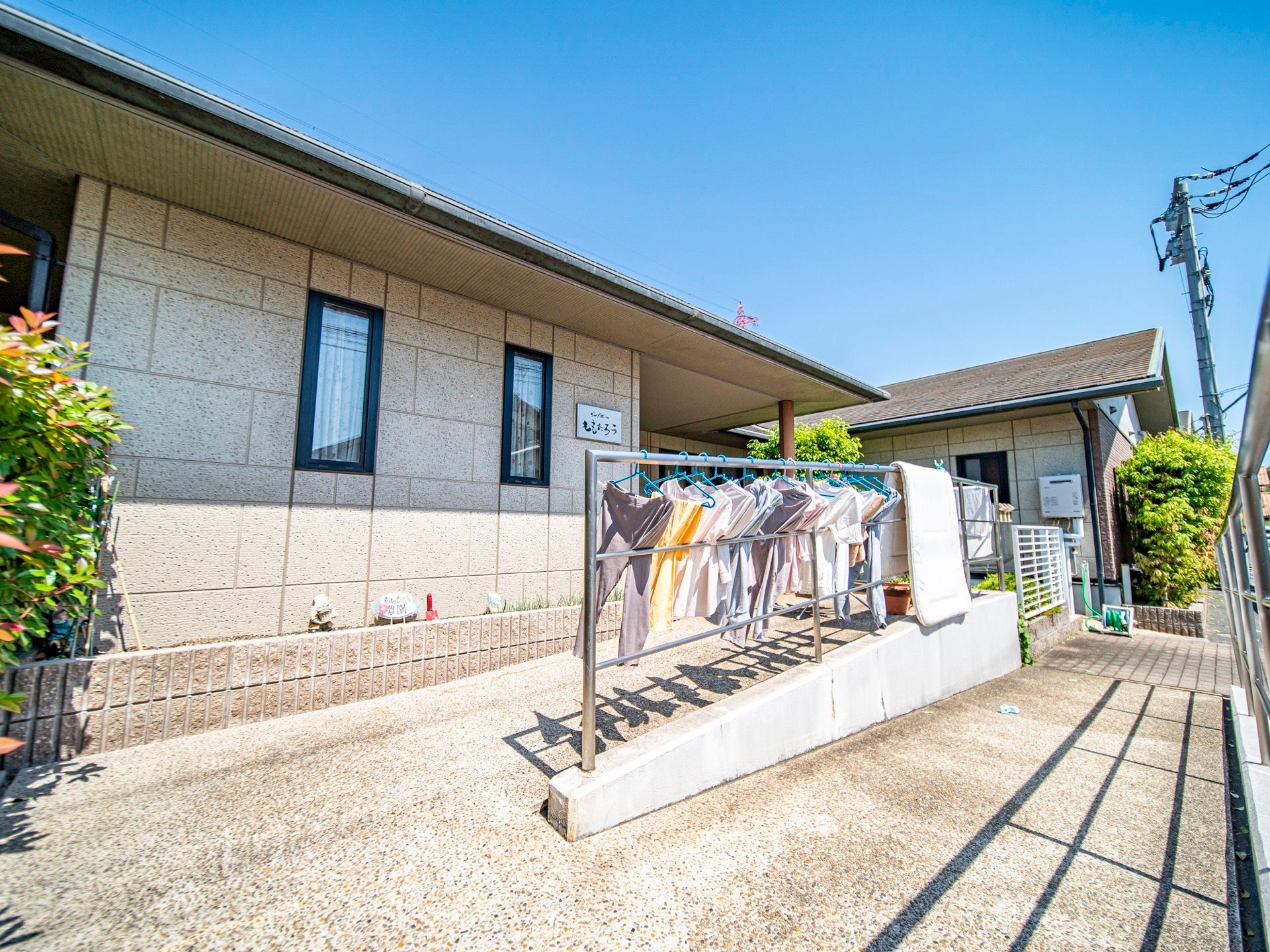 落ち着いた色合いの外壁となっており、住宅街に馴染んだ施設となっている。地面も綺麗に整備されていて、スロープの道幅も広く確保されている。