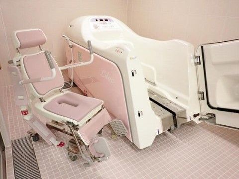椅子に座ったままの姿勢でお湯に浸かることができる機械浴槽