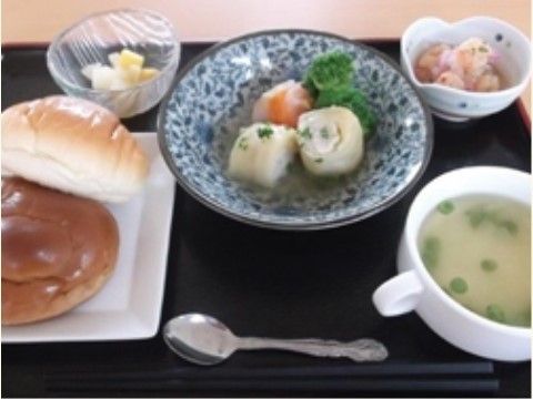 パンやスープ、野菜などがあり栄養バランスが良い食事