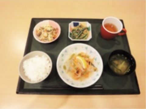 白米やみそ汁、3種類のおかずとお茶が配膳されているトレー