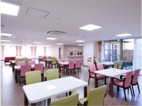 たくさんのダイニングテーブルが並ぶ広い食堂である。テーブル同士の間隔は広めで、車椅子の通行も妨げない。