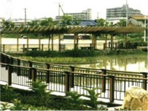 施設の近くにある、緑豊かで水辺のある公園である。近隣の人々に親しまれ、木陰で休んだり散策したりできるスポットである。