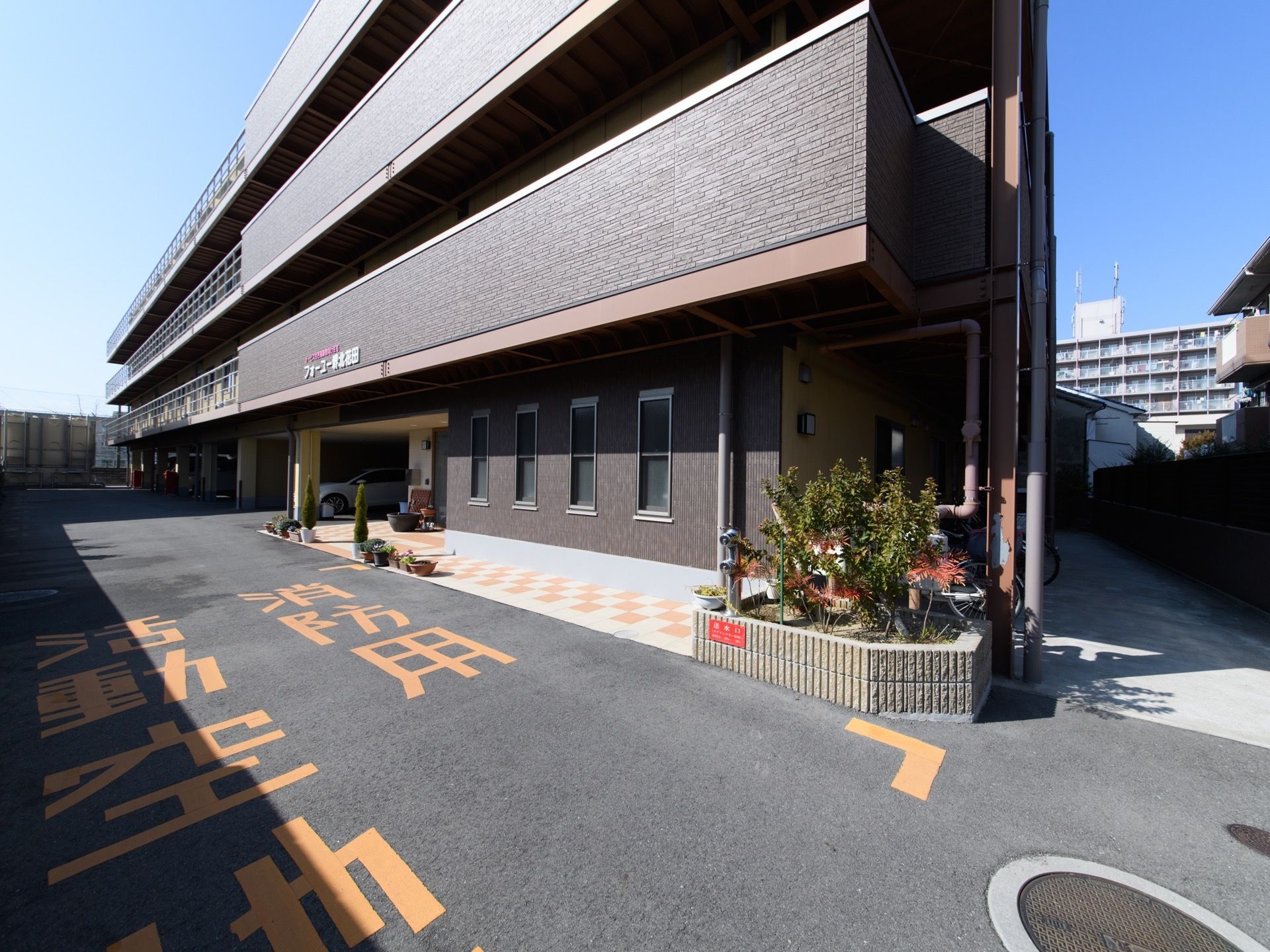 施設のエントランスには、乗降スペースが確保されている。また入り口には、消防用の活動空地を用意している。