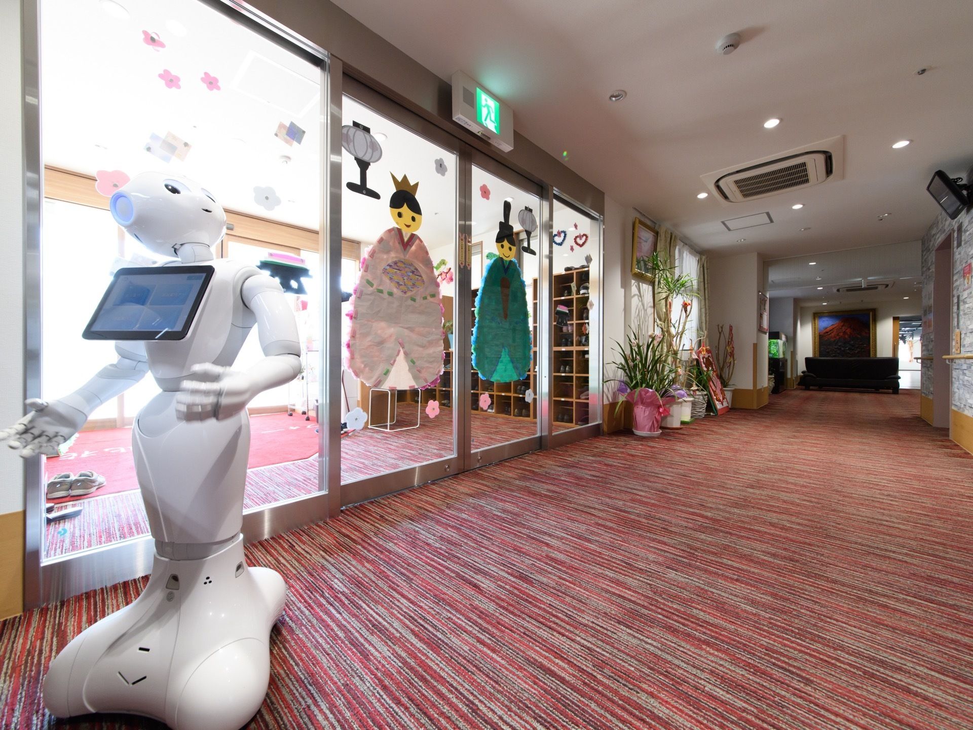 広々とした風除室には、シューズボックスが備え付けられている。また入り口には開口部が大きな、自動ドアを設置している。