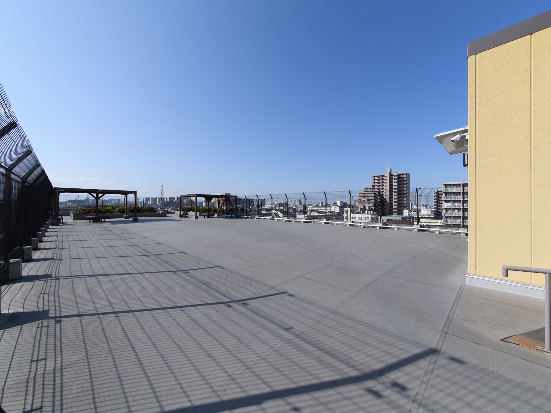 グループホームの最上階には、屋上庭園が用意されている。広々とした屋上フロアからは、周辺の景色が見渡せる。