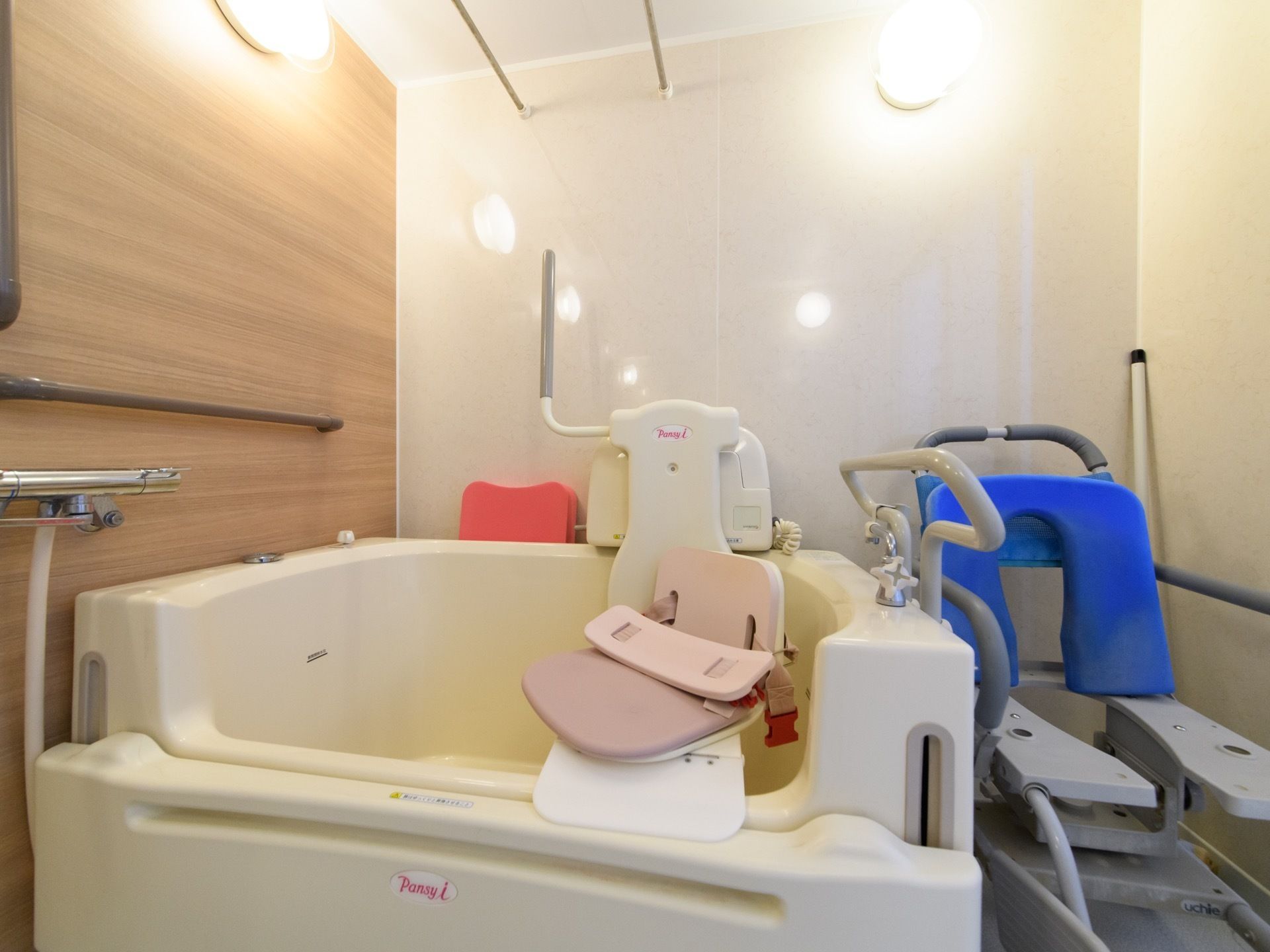 施設内には介護用入浴機器が充実した、バスルームを完備している。室内には専用の車椅子や、バスタブを用意している。