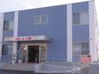 青を基調とした２階建てのグループホームである。入口はガラス張りの自動ドアで、前に手すりが設置されたスロープや階段がある。