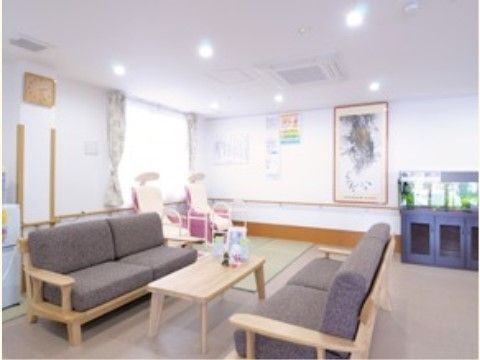 ベンチタイプの椅子が二つとテーブル、そして水槽があり、快適に過ごすことができる談話室スペース。日当たりも良い。