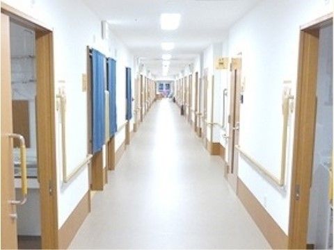 広々とした廊下で曲がるところもなく、車椅子をご利用の方でもスムーズに移動することができる廊下。手すりも付いているので安心できる。