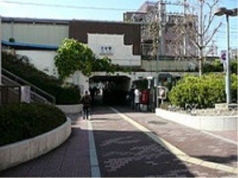 近くの駅からは歩くことも可能。駅から車で来ればとても近い。駐車場スペースもあるので停めるのにも困らない。