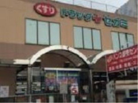 ドラッグストアも近くにあり、建物の周りにはたくさんの種類のお店がある。街も活気がありいきいきとしている。