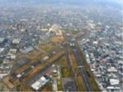 建物の近くには八尾空港がある。飛行機も間近で見ることができるし、空港があるため街は人の流れが多く活気がある。